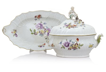 MEISSEN ZUPPIERA CON COPERCHIO E PRESENTOIRE IN PORCELLANA, MEISSEN, 1750...