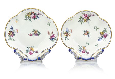 SEVRES COPPIA DI CIOTOLE IN PORCELLANA, SEVRES, XVIII SECOLO, a conchiglia,...