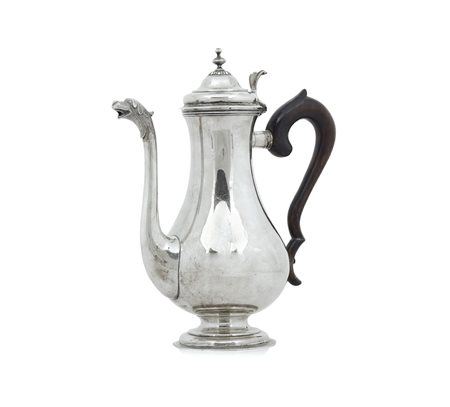ARGENTI D'EPOCA CAFFETTIERA IN ARGENTO, XVIII SECOLO, piriforme su base...