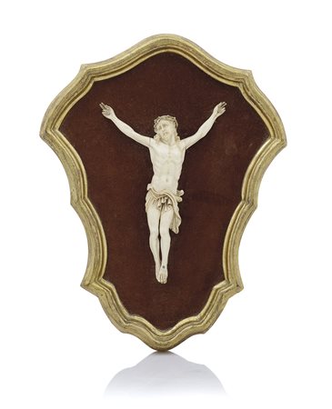 AVORIO EUROPEO CROCEFISSO IN AVORIO, INIZIO XX SECOLO, entro cornice ovale.Cm...