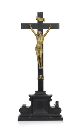 SCULTORE DEL XVII SECOLO CrocefissoBronzo dorato, croce in legno ebanizzato,...