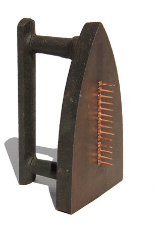 MAN RAY Cadeau 1921 ferro cm. 16.3 X 10 X 8.5 Edizione di 5000 esemplari...