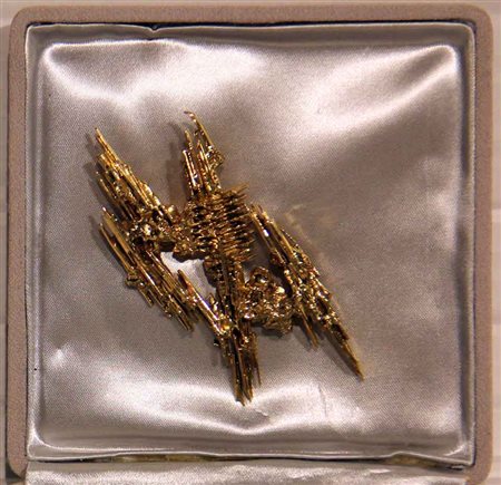 POMODORO ARNALDO Spilla 1963 spilla dorata cm. 3.5 X 7.5 Firma, data 'Arnaldo...