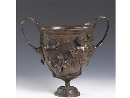 Coppa in bronzo raffigurante scene classiche Epoca fine XIX secolo Altezza 32...