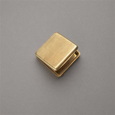 Portapillole quadrato in oro giallo satinato esternamente e lucido...