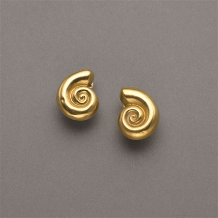 Orecchini in oro giallo a lobo a guisa di conchiglia, di provenienza greca,...