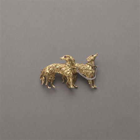 Spilla a guisa di due levrieri in oro giallo, entrambi con occhio di rubino...