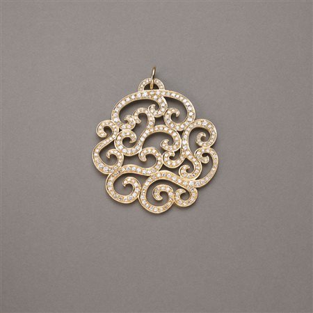 Particolare ciondolo in oro giallo a disegno cachemire-arabesque con diamanti...