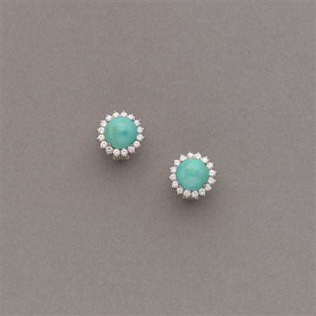 Orecchini a lobo perno e clips in oro bianco con turchesi centrali rotondi...