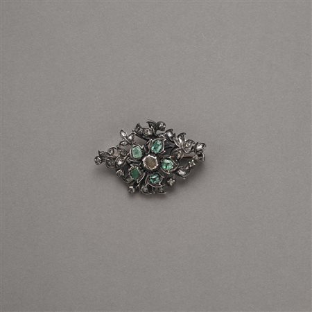 Spilla in oro e argento con smeraldi ottagonali taglio a gradini e diamanti...