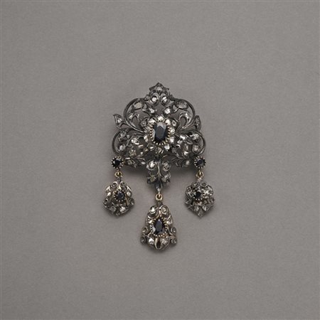 Spilla in oro giallo e argento a tre pendenti, con al centro zaffiri ovali,...