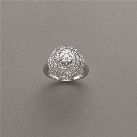 Anello a forma di cupola in oro bianco con diamanti rotondi taglio a...
