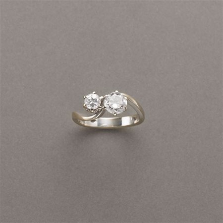 Anello contrarié in oro bianco con due diamanti rotondi taglio a brillante...