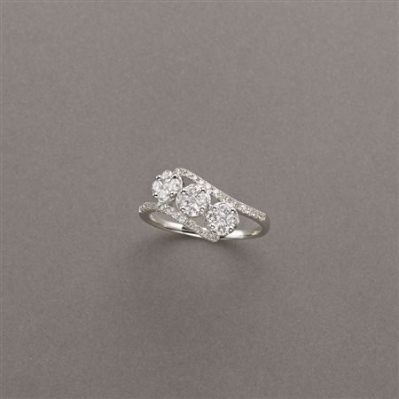Anello "Trilogy" lievemente contrariè con tre fiorellini di piccoli diamanti...