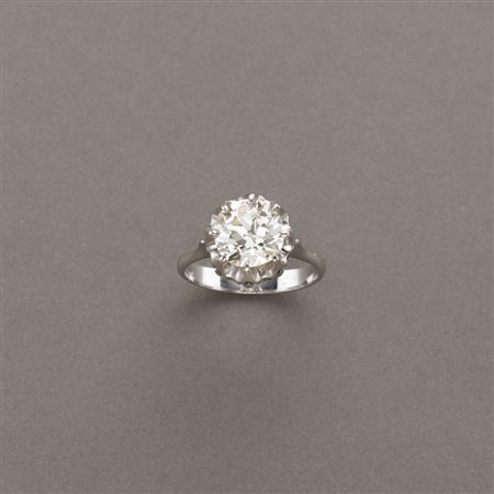 Anello solitario in oro bianco con un diamante rotondo taglio a brillente...