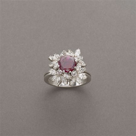 Anello in oro bianco con al centro un rubino rotondo taglio composito con...