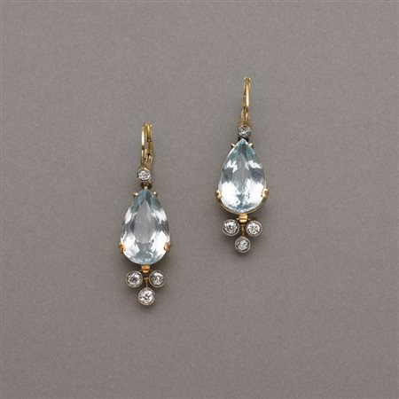 Orecchini pendenti in oro giallo con due acquamarine a goccia taglio...