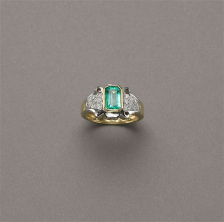 Anello in oro bianco e giallo con pavé di diamanti rotondi e smeraldo...