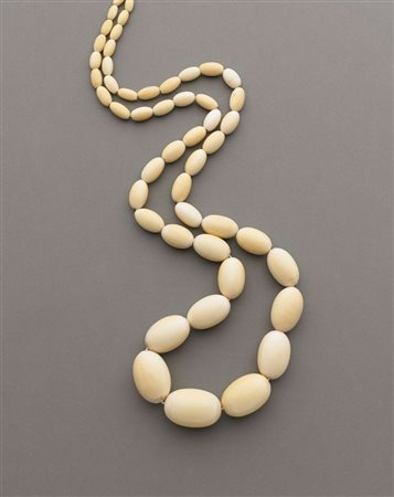 Collana di barilotti ovali a scalare in avorio, lungh. 82 cm g. 121,20...