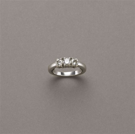 Anello Trilogy in oro bianco con tre diamanti rotondi taglio a brillante...