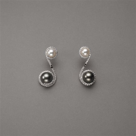 Orecchini pendenti in oro bianco con due perle bianche e due nere coltivate...