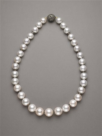 Collana ad un filo di perle coltivate bianche d'acqua dolce, scalate da 12 a...