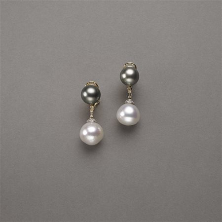 Orecchini pendenti perno e clips in oro giallo con al lobo due perle...