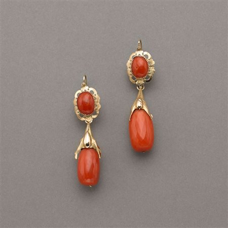 Orecchini pendenti in oro giallo con apertura sul fronte, nella parte...