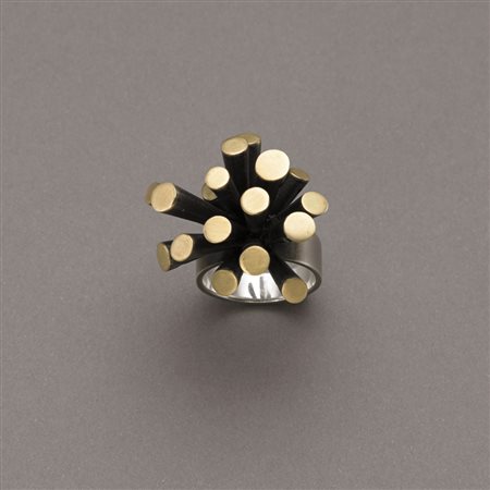 Anello in argento brunito e oro giallo opaco "Big Bang", g. 17,10. Design...