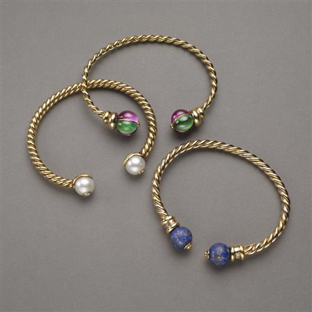 Tre bracciali rigidi alla schiava a filo d'oro, giallo intrecciato o a corda,...