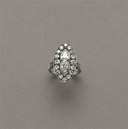 Anello in oro bianco a guisa di navette con diamanti taglio goccia ct 1,00...