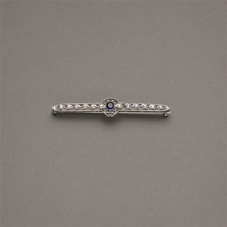 Spilla Liberty in oro bianco con al centro uno zaffiro ovale taglio composito...