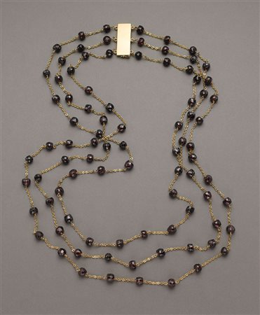 Collana a tre giri di catena in oro distanziata con boule di granati...