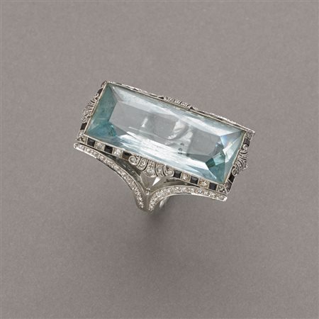 Anello in oro bianco degli anni '20/'30 con diamanti e onice ad incorniciare...