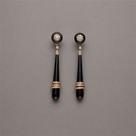 Orecchini pendenti perno e farfalla in oro giallo ed onice e diamanti tondi...