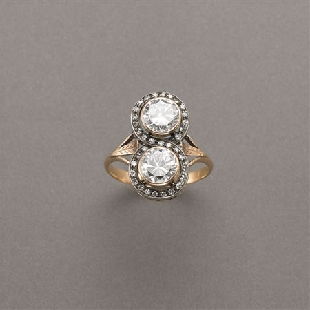 Anello d'epoca in oro rosso e argento con due diamanti rotondi taglio a...