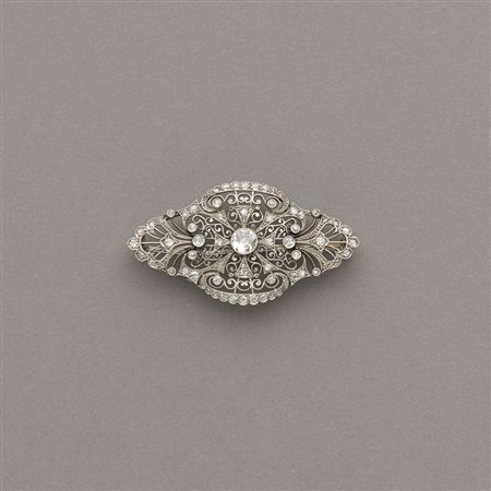 Raffinata spilla liberty in oro bianco con lavorazione a filo centrata da un...