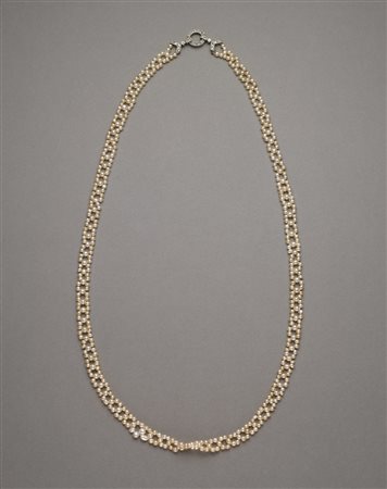 Collana con microperle infilate a ricamo anni 1920 ca. con chiusura in oro...