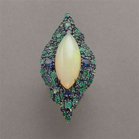 Anello in oro giallo a losanga con pavè di zaffiri e smeraldi per ct.3,77 e...