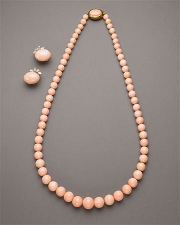 Demi-parure in corallo rosa con boules sferiche a scalare da 7,39mm a 14,21mm...