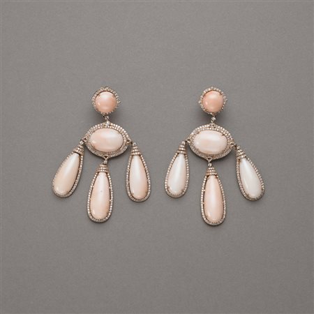 Orecchini pendenti in oro rosa a ricordare il periodo Luigi XV con due...