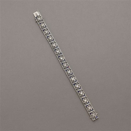 Bracciale anni '30/'40 a segmenti modulari in platino con zaffiri e diamanti....