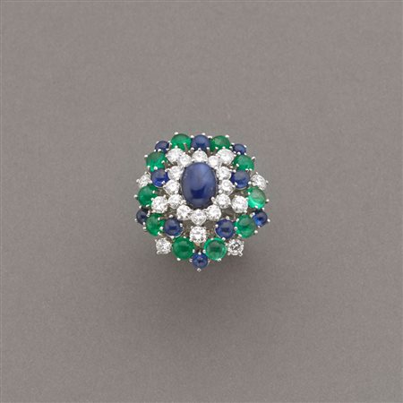 Anello in oro bianco con smeraldi e zaffiri rotondi taglio cabochon, diamanti...