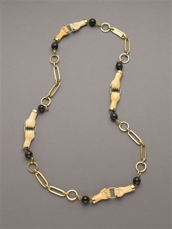 Catena in oro giallo a cerchi e ovali con mani in avorio a tenere la catena e...