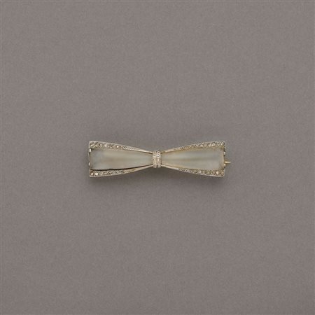 Raffinata spilla 1920/25 circa in oro giallo e bianco a guisa di nastro con...