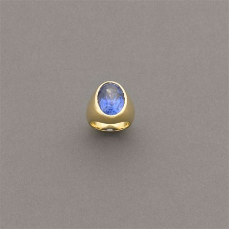Anello da "mignolo" in oro giallo, con incastonato uno zaffiro ovale taglio...