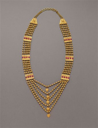 Collana indiana antica a cinque giri, col primo a cm 57 di piccole boules a...