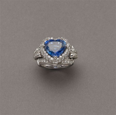 Particolare anello in platino snodato ai lati con diamanti rotondi taglio a...