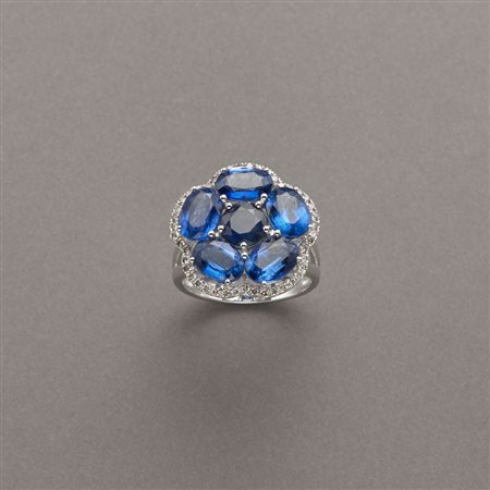 Anello in oro bianco a forma di fiore con cinque cianiti rotonde a formare...