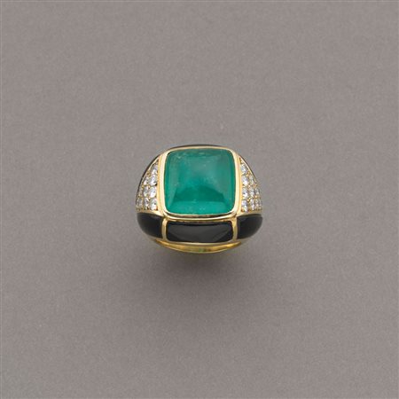 Anello in oro giallo a chevalier centrato da smeraldo piramidale taglio...